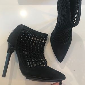 SCHUTZ Womens Caged Pointed Toe Heels,Nobuck Preto